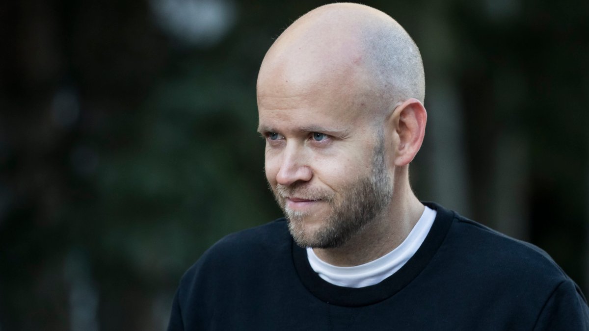 Spotify CEO Says He Feels Good About How He Handled Joe Rogan Controversy as Stock Drops - Vimarsana News