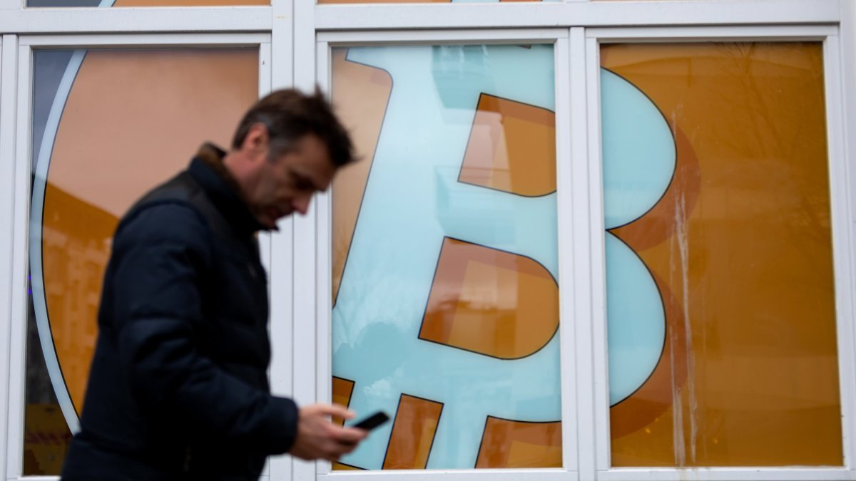 Bitcoin Jumps 8% After Treasury Imposes New Sanctions Against Russian Central Bank - Vimarsana News