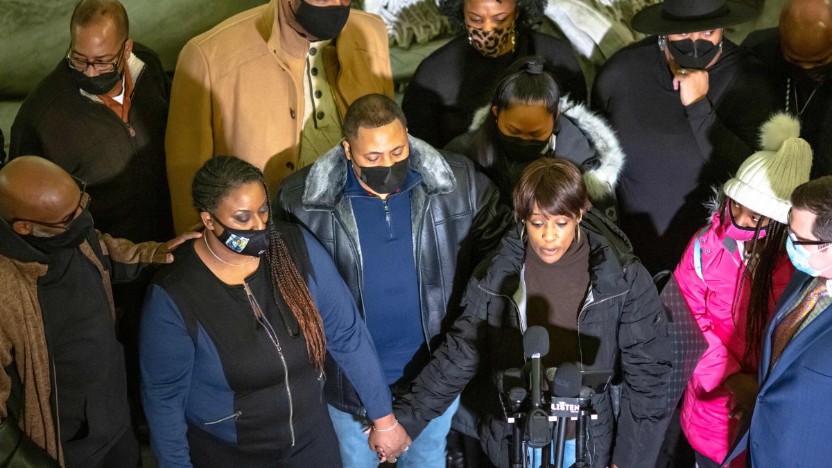 Parents Say Amir Locke Was 'Executed'; Minn. Mayor Halts No-Knock Entries – NBC10 Philadelphia - Vimarsana News