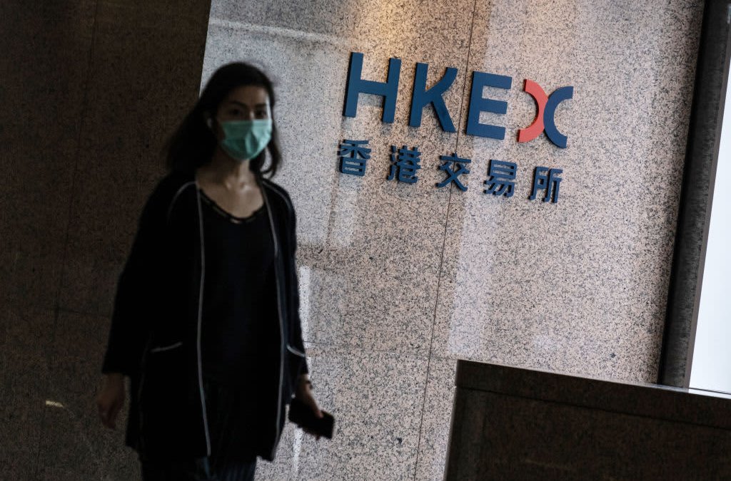 Hong Kong's Hang Seng Index Tumbles More Than 3%; Oil Prices Drop 4% - Vimarsana News