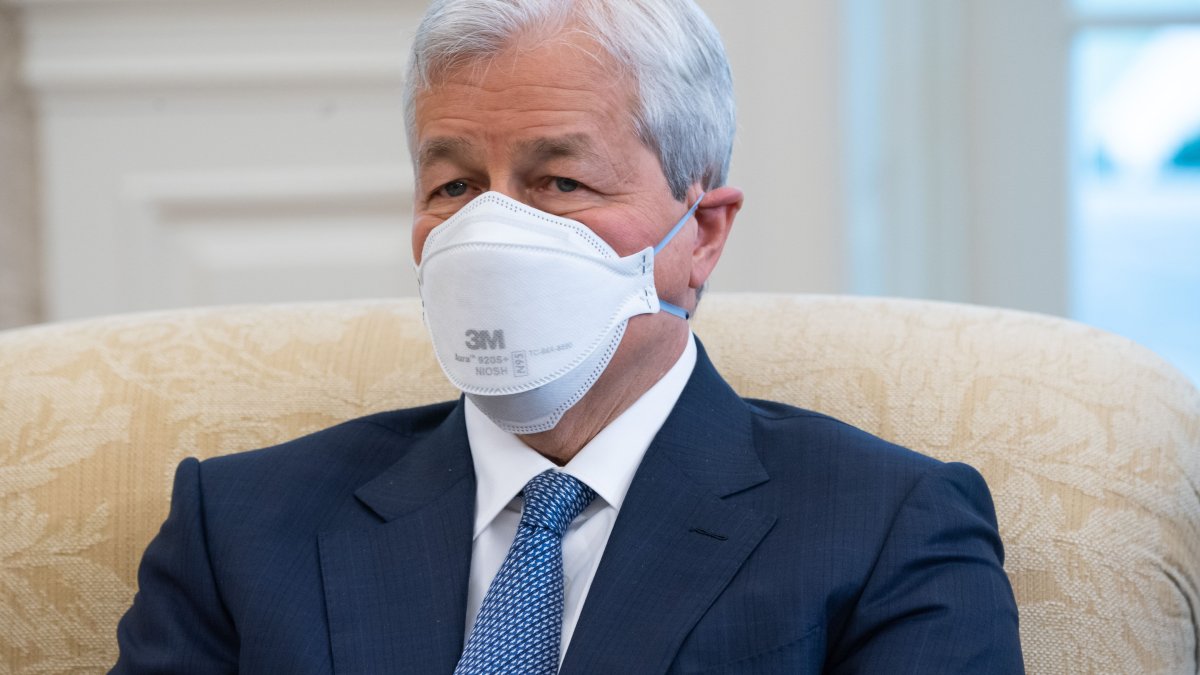 JPMorgan Rolls Back Covid Precautions Including Masking and Mandatory Testing as U.S. Cases Drop - Vimarsana News