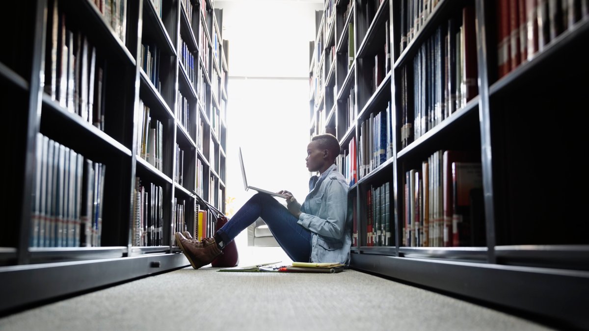 Here Are 3 Ways to Avoid Taking on Too Much Student Loan Debt - Vimarsana News