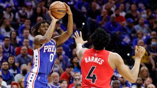 Tyrese Maxey shoots the ball