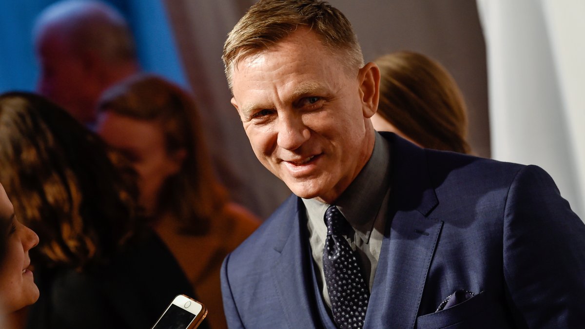 Daniel Craig Contracts COVID-19, Canceling Broadway 'Macbeth' Performance – NBC10 Philadelphia - Vimarsana News