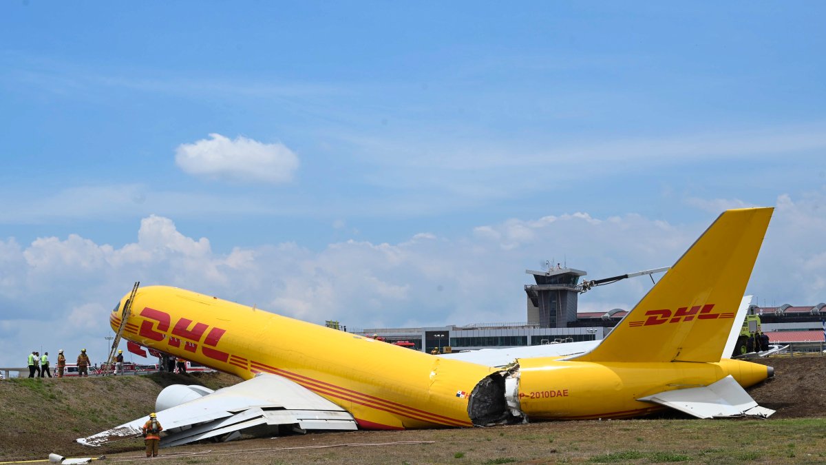 Cargo Jet Skids Off Runway, Splits In Half In Coast Rica – NBC10 Philadelphia - Vimarsana News