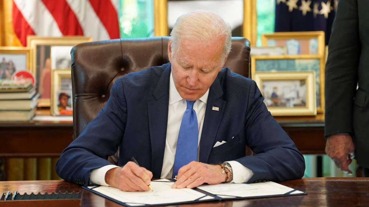 Biden Signs Bill That Aims to Streamline U.S. Military Aid to Ukraine - Vimarsana News