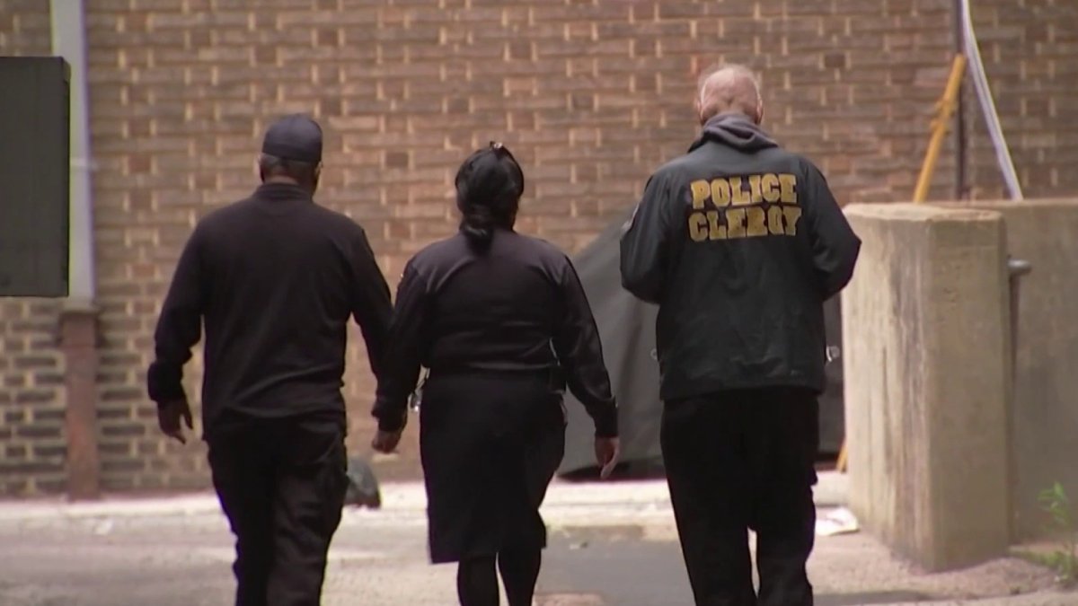 Police Shoot Man Accused of Lunging at Officers at 39th District