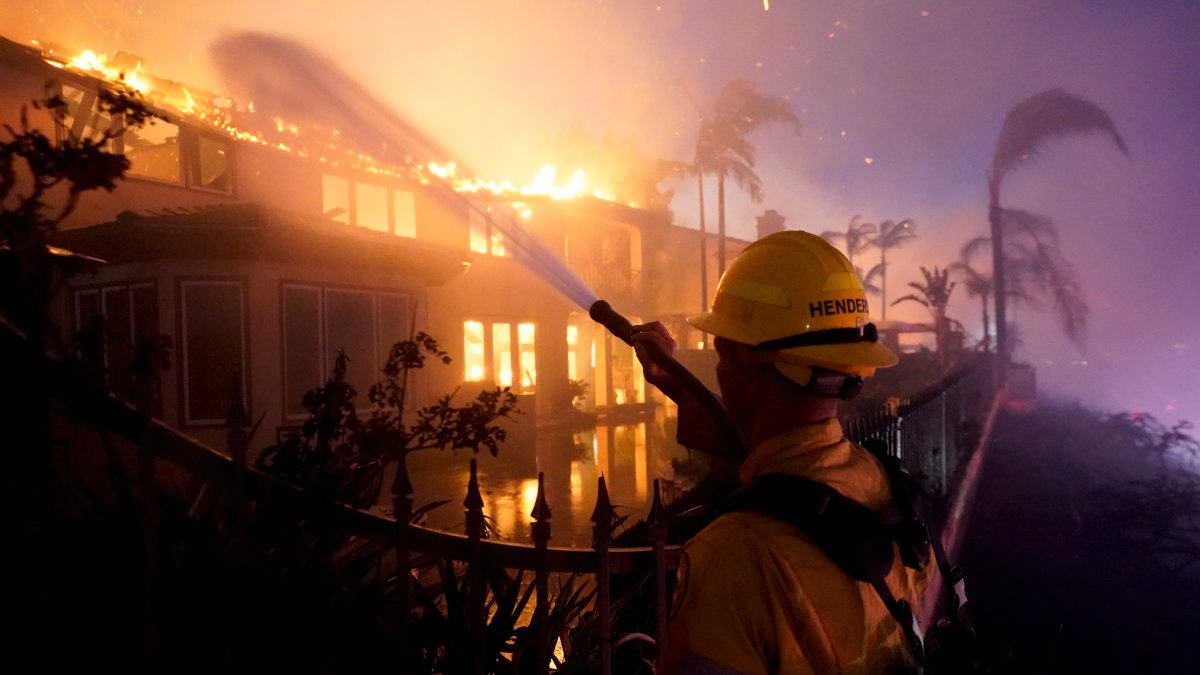California Fire Destroys Mansions; New Mexico Blaze Threatens Resort Towns
