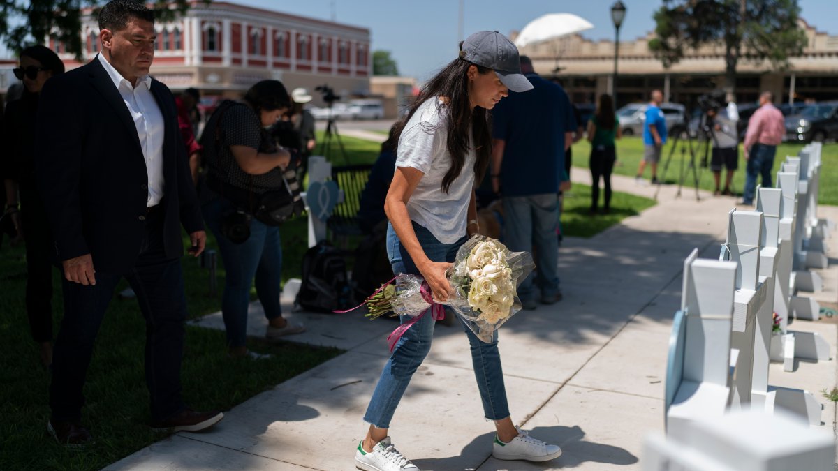 Meghan Markle Visits Memorial Honoring Texas School Shooting Victims - Vimarsana News