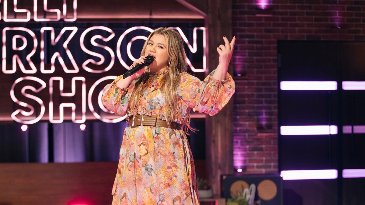 Kelly Clarkson Will Release an Album of 'Kellyoke' Covers — Here Are the  Songs – NBC10 Philadelphia