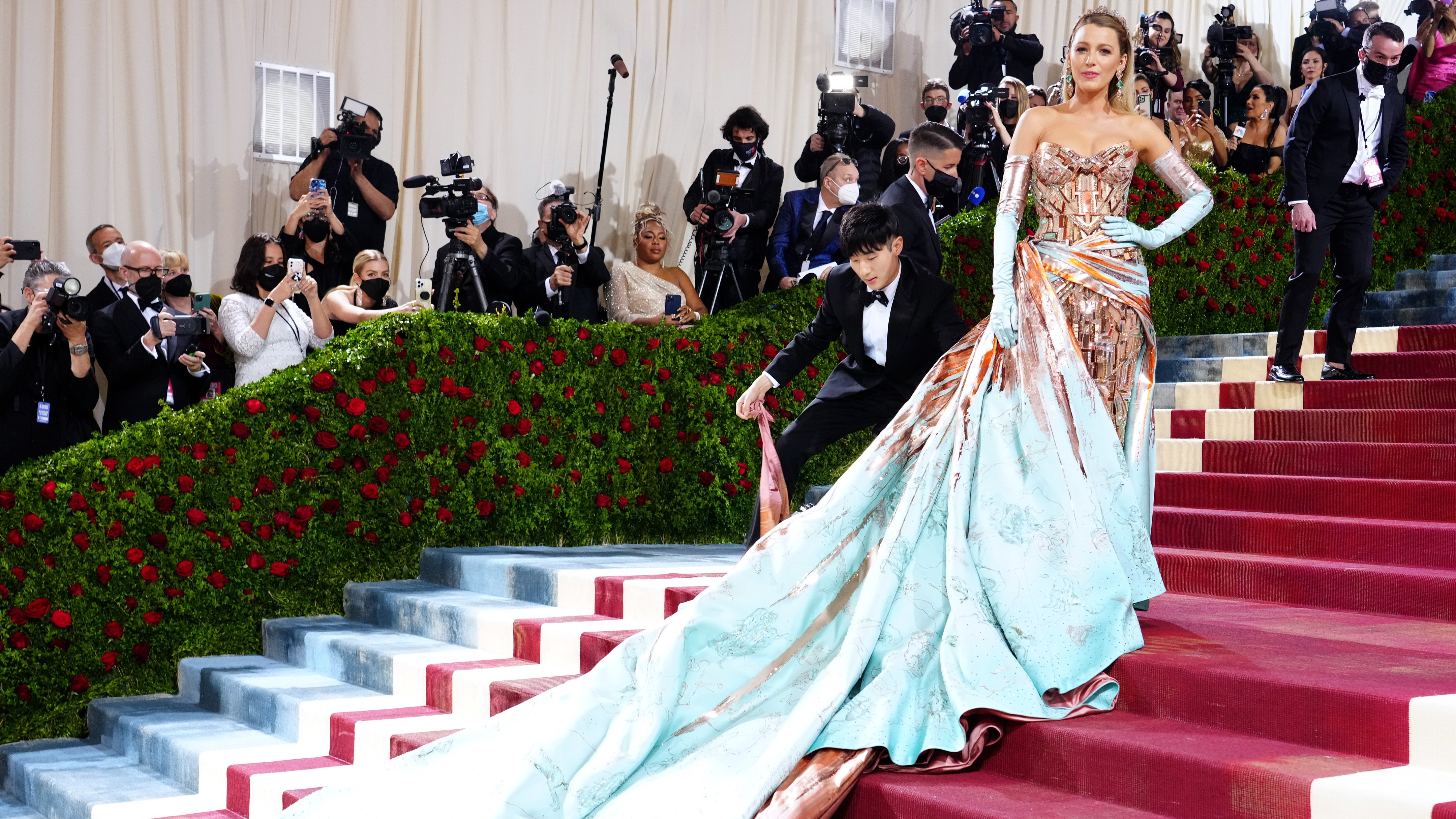 Blake Lively hops over rope at Kensington Palace to fix dress – NBC10 Philadelphia - Vimarsana News