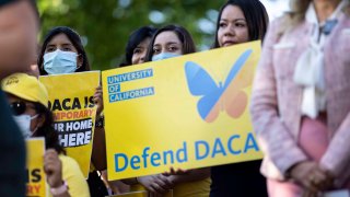 Los activistas escuchan durante una conferencia de prensa que marca el décimo aniversario de la aprobación de la Acción Diferida para los Llegados en la Infancia (DACA), en Capitol Hill el miércoles 15 de junio de 2022 en Washington, DC.