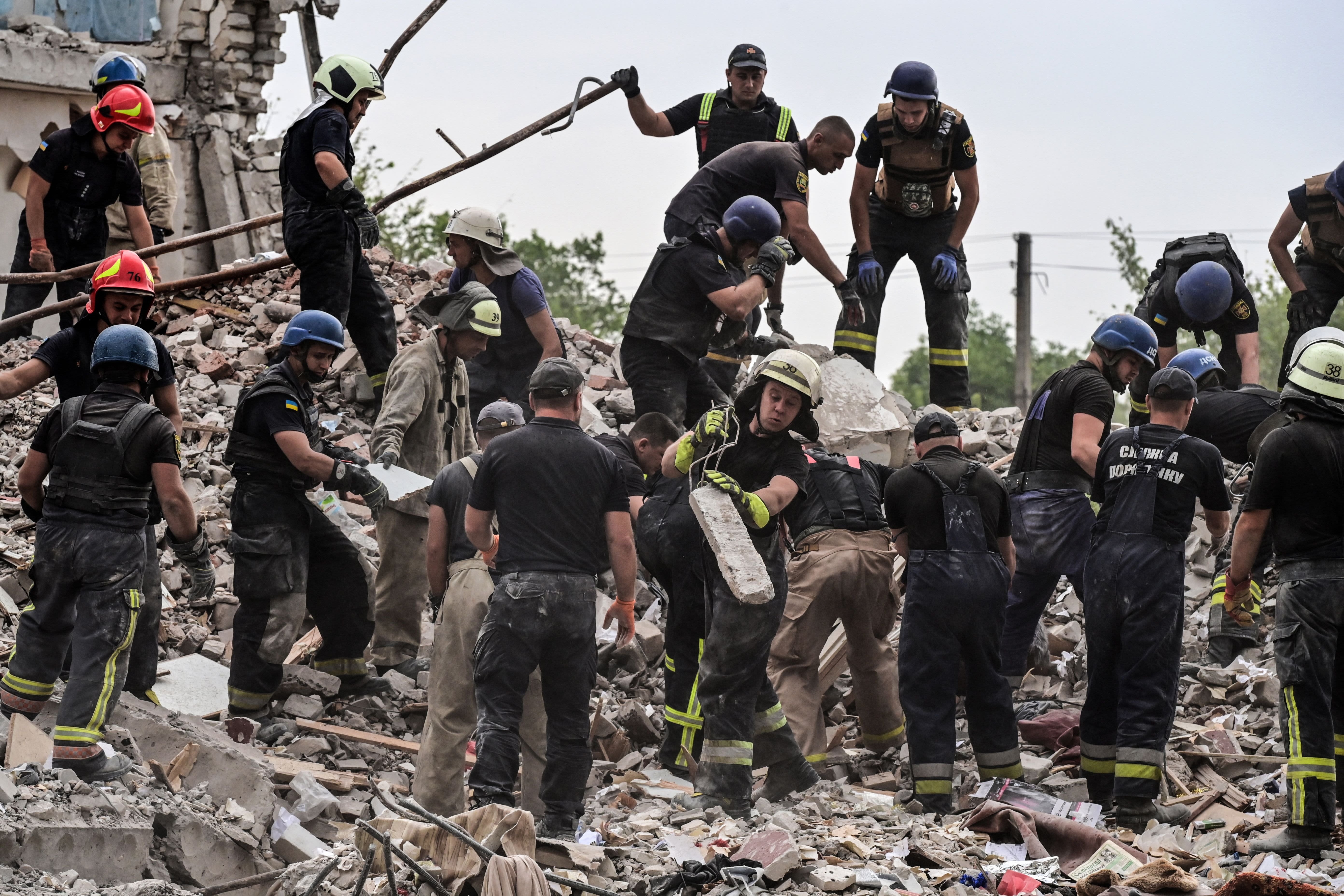18 Dead, Dozens Trapped After Attack on Donetsk Apartments; Kyiv Says Russia Isn't Taking an 'Operational Pause' – NBC10 Philadelphia - Vimarsana News