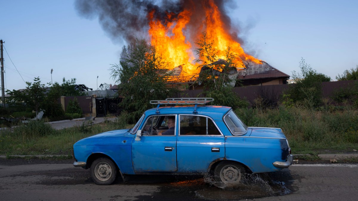 Ukrainian Forces Attack Key Russian Supply Route Into Occupied Kherson; Gazprom Cuts Nord Stream 1 Gas Flows - Vimarsana News