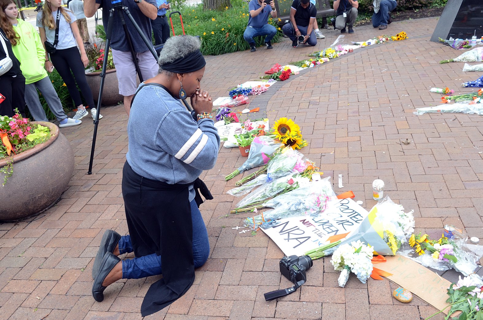 Photos Community Remembers Parade Mass Shooting Victims in Highland