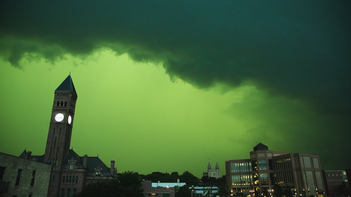 Voir le ciel devenir vert dans le Dakota du Sud pendant la tempête