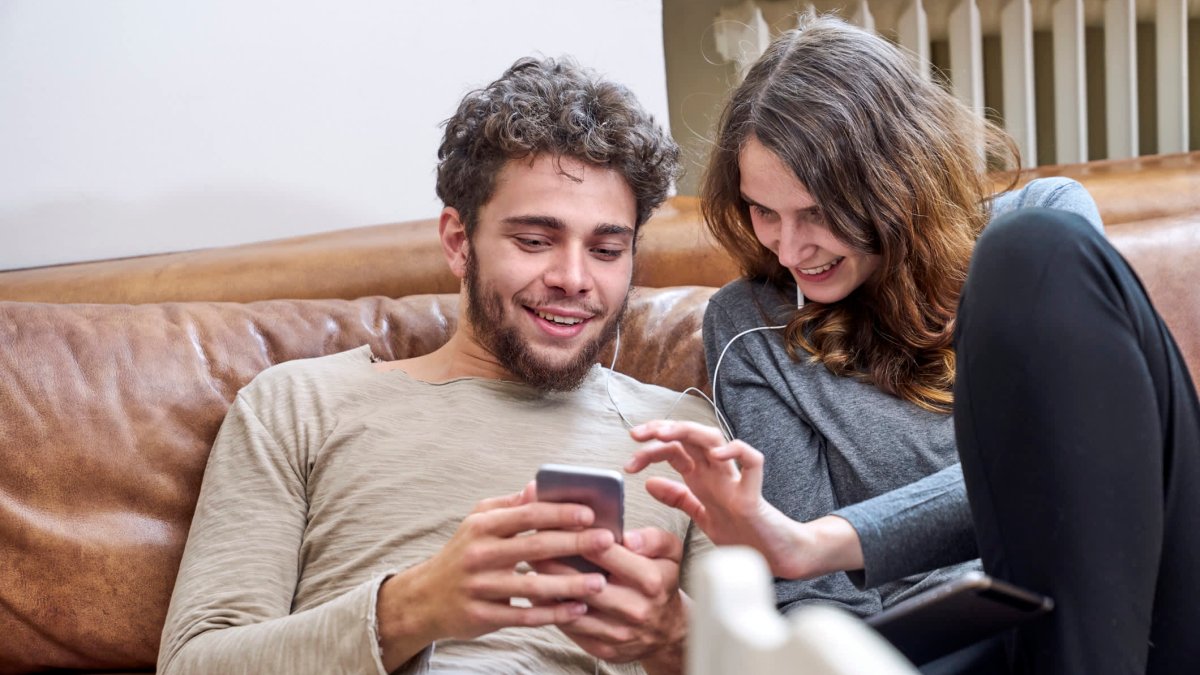 How to Connect Two AirPods to One iPhone So You Can Watch a Movie on the Same Device as a Friend - Vimarsana News