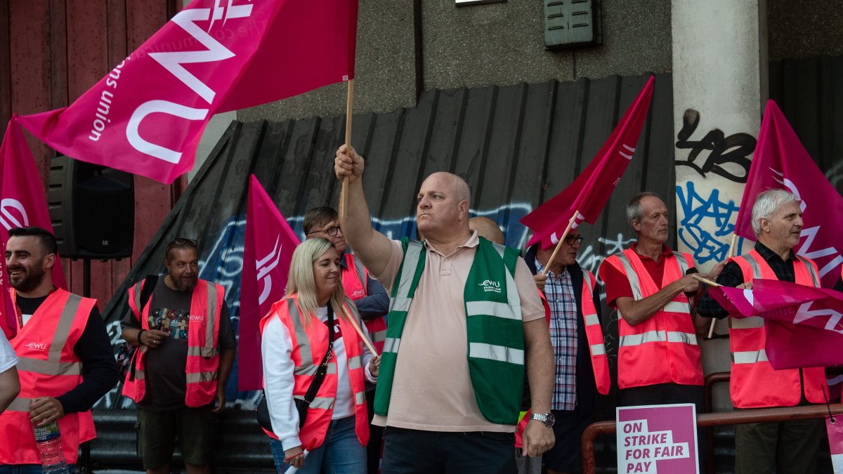'Something Is Seriously Wrong': Postal Workers Latest to Strike as UK Cost Chaos Continues – NBC10 Philadelphia - Vimarsana News