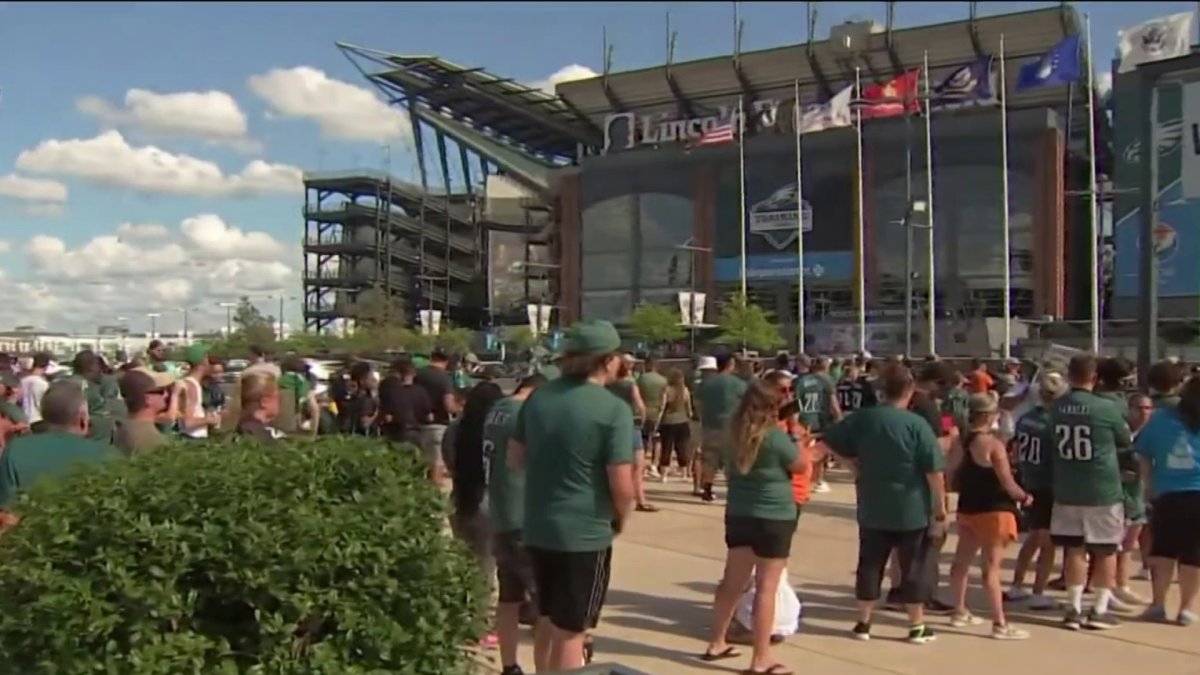 Eagles fans return to Linc for 1st time since pandemic began - WHYY