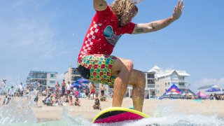 Ben Gravy surfea en Red Bull Foam Wreckers en Ocean City, Maryland, EE. UU., el 23 de julio de 2022.