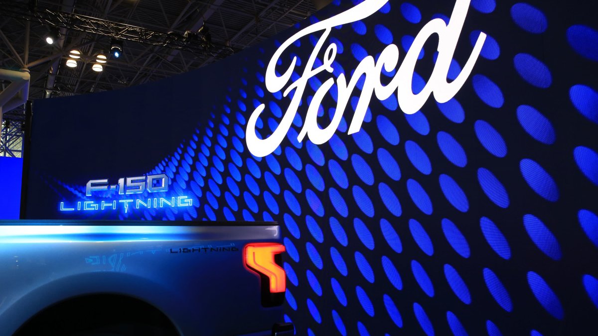 Lightning Round: Cramer Says Buy This Auto Maker and This Battery Maker - Vimarsana News