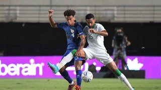 US midfielder Tyler Adams (L) vies with Saudi Arabia’s midfielder Ali al-Hassan during the friendly football match between Saudi Arabia and United States at the Nueva Condomina stadium in Murcia on September 27, 2022.
