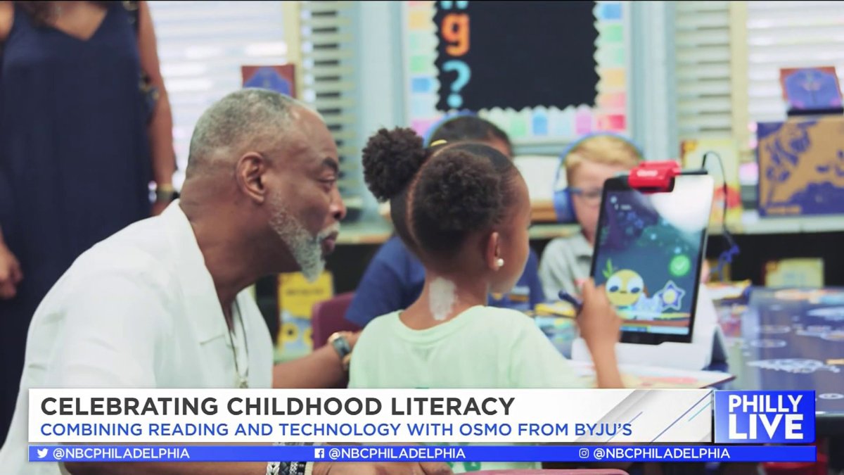 Levar Burton Promotes Combining Books and Technology for Literacy