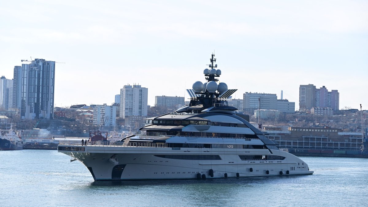 0M Yacht Owned by Russian Billionaire Docks in Hong Kong Amid Sanctions