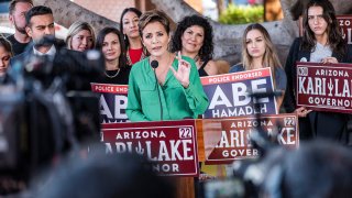 Republican nominee for governor Kari Lake holds a press conference in front of her campaign headquarters in Phoenix, Arizona, on October 27th, 2022. – With less than two weeks to go before crucial US midterm elections, Republicans hope their narrative of a nation ravaged by inflation and crime will help them take back Congress and cripple the remaining two years of Joe Biden’s presidency.
