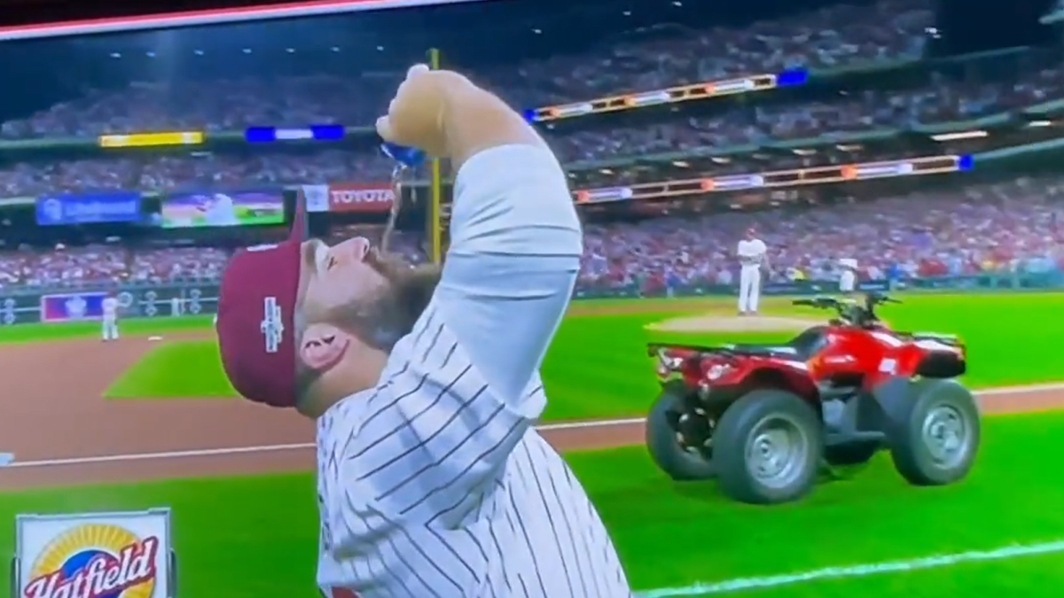 Eagles’ Jason Kelsey dances with Philly Fanatic, Chugs Beer at NLCS