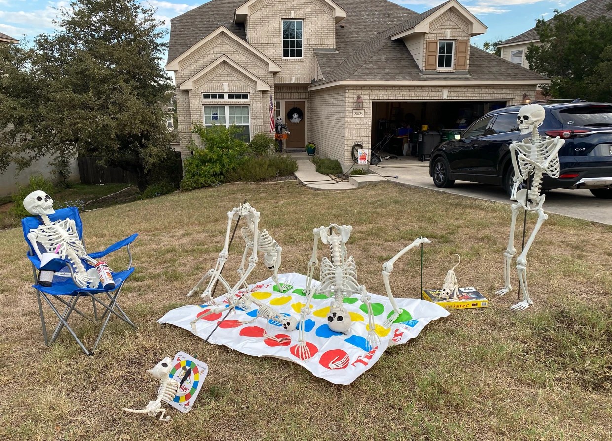 Texas Family Changes Halloween Skeleton Display Daily in October – NBC10 Philadelphia - Vimarsana News