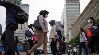 Morning commuters at a pedestrian crossing in the central business district of Jakarta, Indonesia, on Nov. 5, 2021. Indonesia’s economy grew for the fourth straight quarter between January and March as Covid-19 restrictions continued to be relaxed, statistics bureau data showed on Monday.