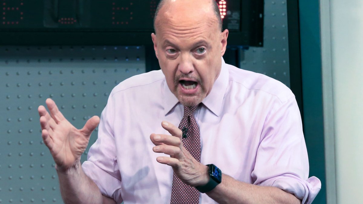 Jim Cramer Says to Hold Onto These 3 Cloud Stocks and Sell the Rest - Vimarsana News
