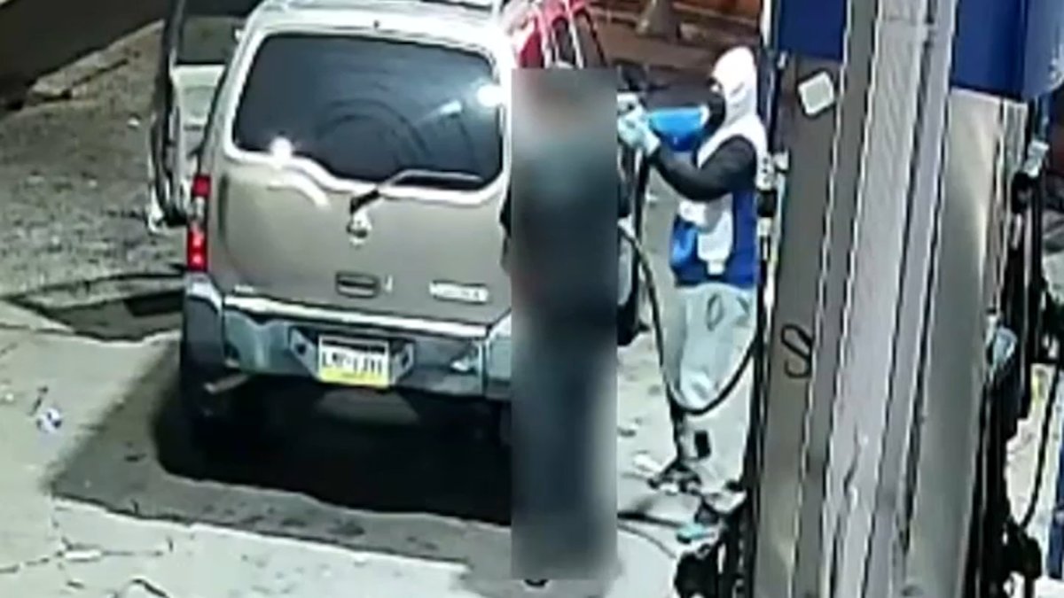 VIDEO: 2 Gunmen Carjack Man at Philly Gas Station