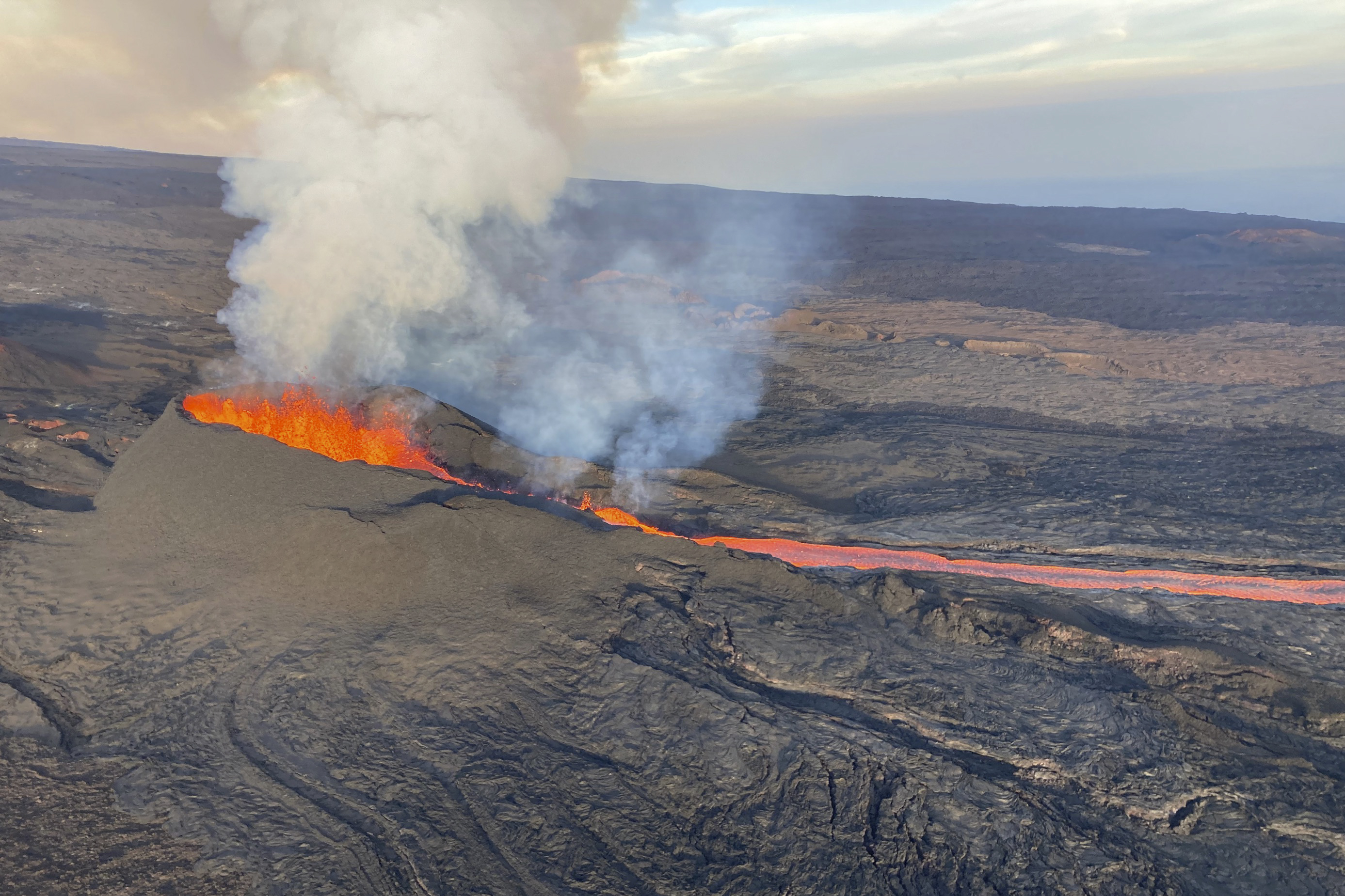 Lava From Hawaii Volcano No Longer Imminent Threat to Highway – NBC10 ...