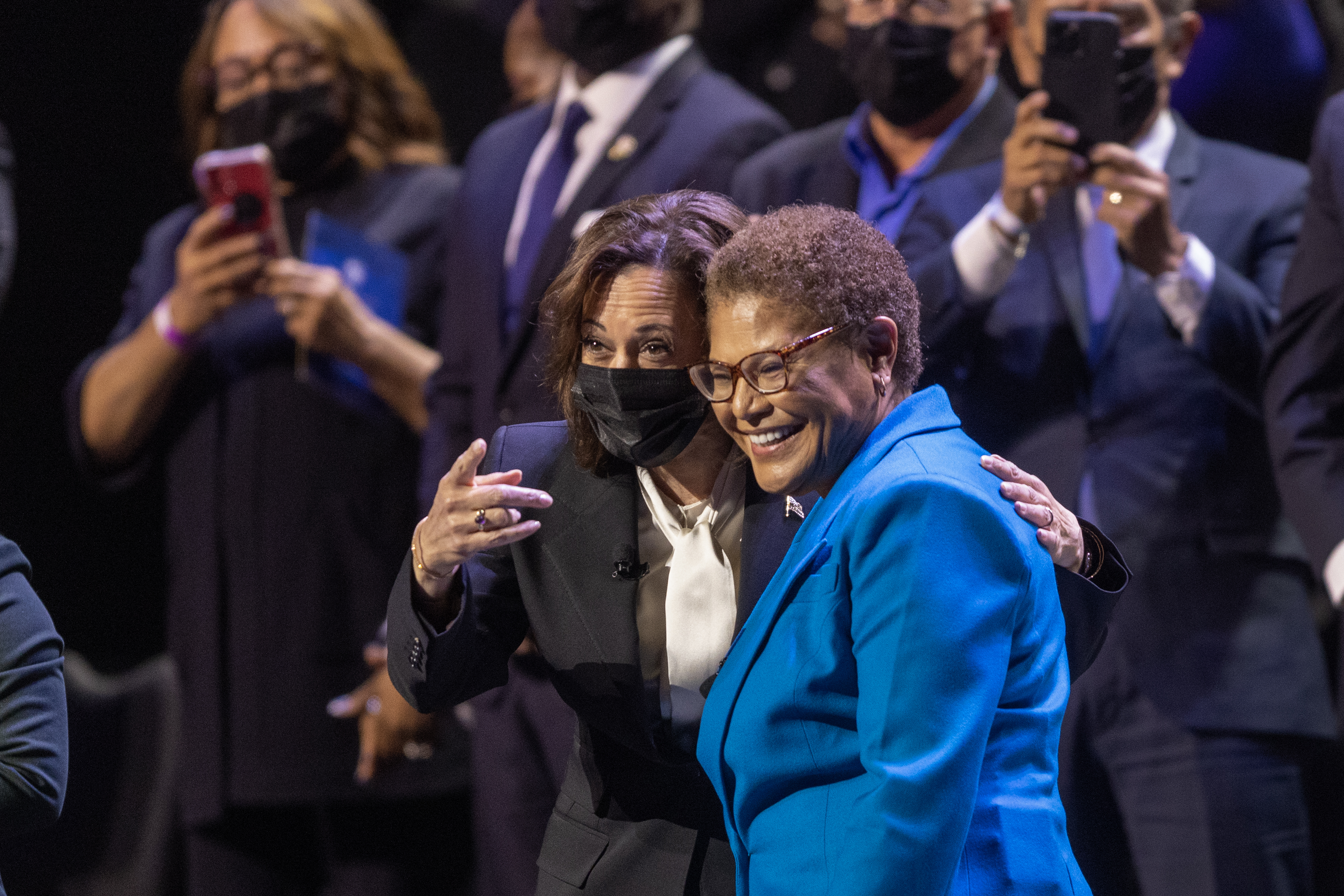 WATCH: Karen Bass Sworn In As First Female Mayor Of Los Angeles – NBC10 ...