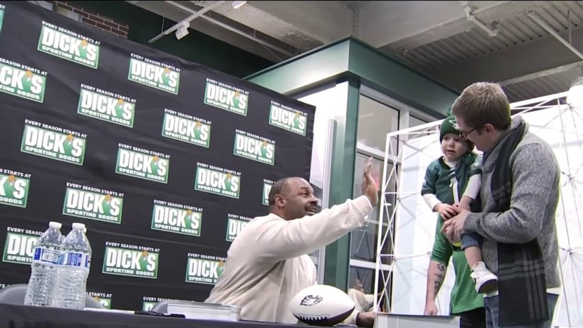 Former Eagles QB Donovan McNabb Meets With Fans, Speaks on Upcoming NFC Championship Game