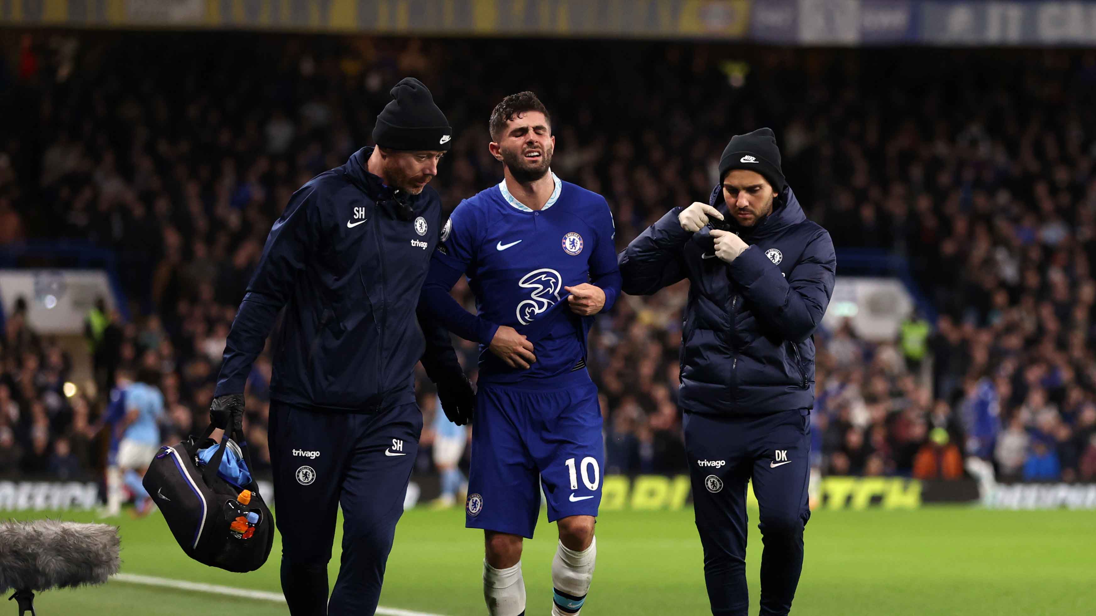 Christian Pulisic out months for Chelsea with knee injury