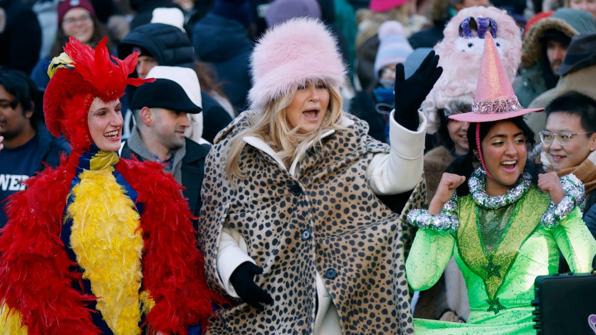 Hasty Pudding Celebrates Jennifer Coolidge as its Woman of the Year – NBC10 Philadelphia - Vimarsana News