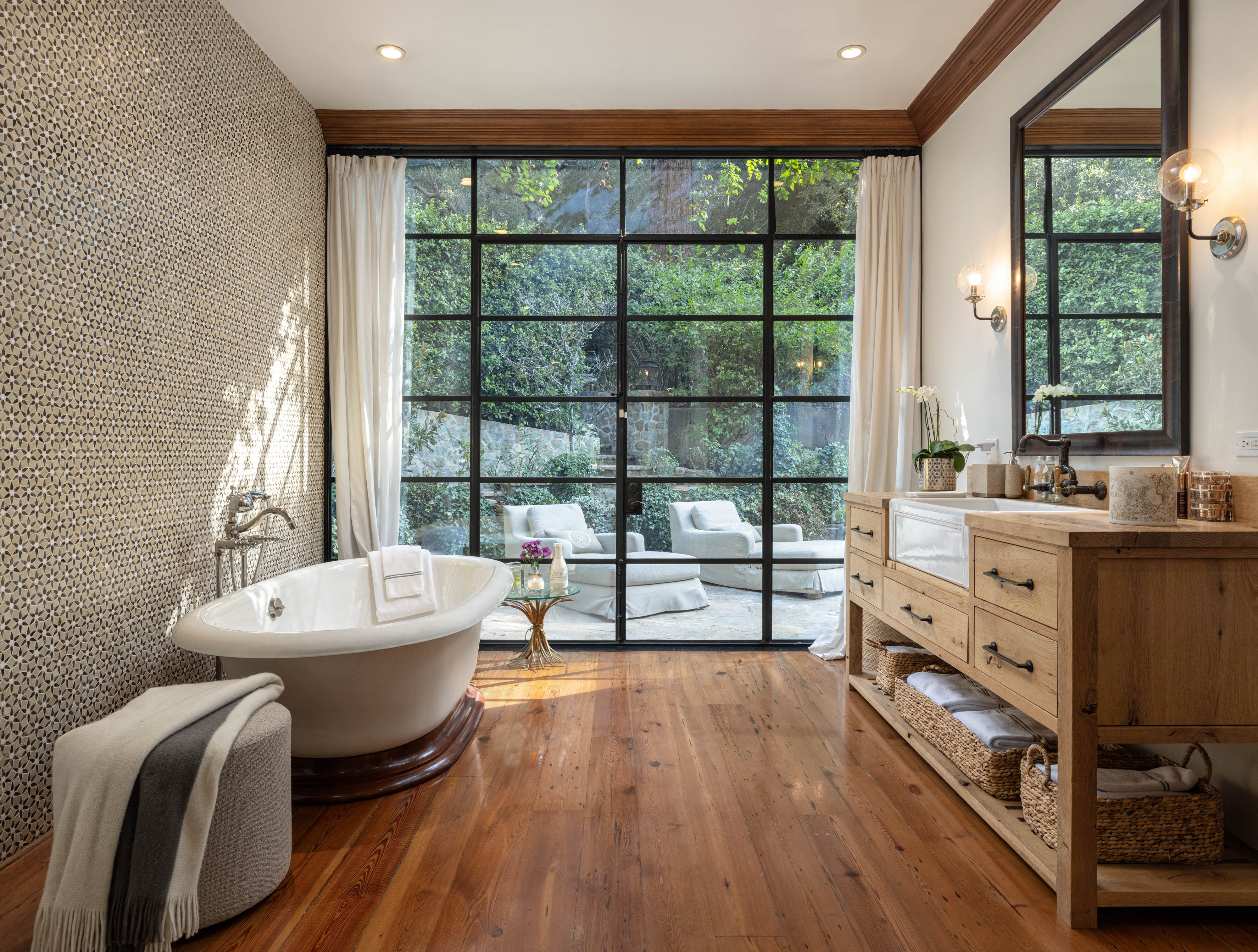 Jennifer Lopez Puts 42.5 Million Mansion Up For Sale in Los Angeles