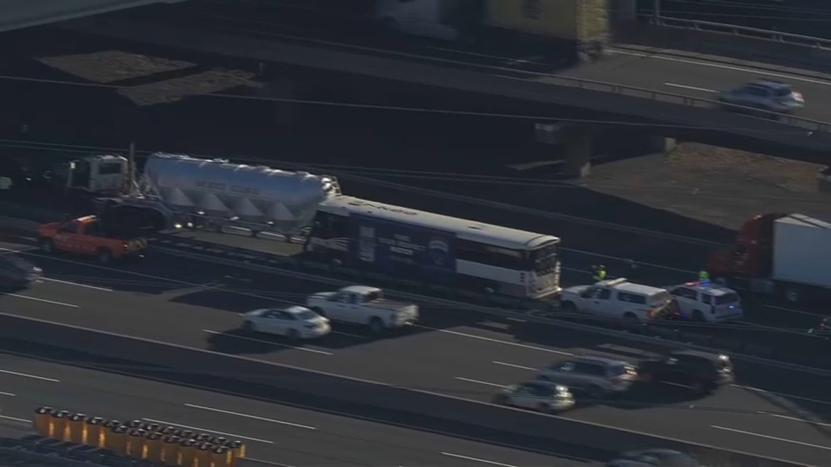 New Jersey: Passengers Hurt After NJ Transit Bus Collides With Cement Trucks on Turnpike in Elizabeth, Police Say – NBC10 Philadelphia - Vimarsana News