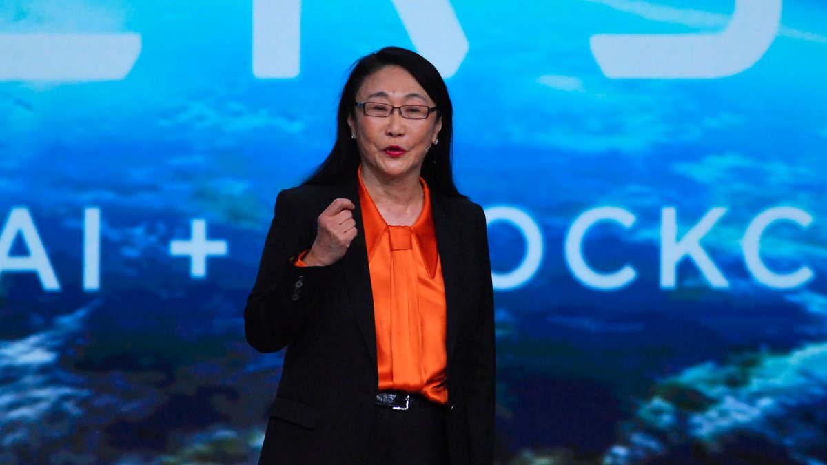 Apple May Launch Mixed Reality Device This Year — But We're Not Scared, HTC CEO Says - Vimarsana News