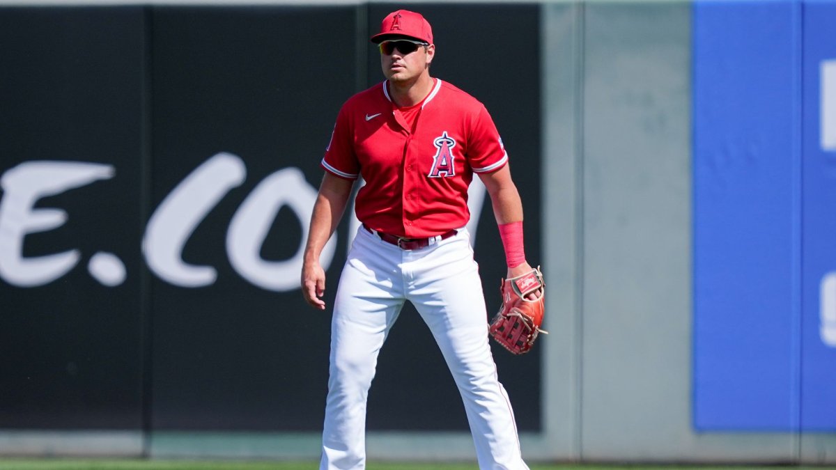 Watch: Angels’ Hunter Renfroe Makes Unreal No-Look Catch in Outfield ...