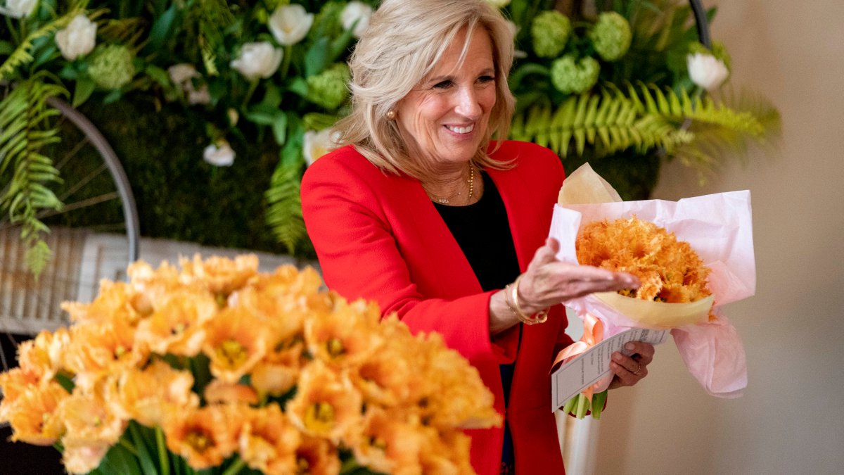 De first lady kust een tulp die naar haar is vernoemd door Holland – NBC10 Philadelphia