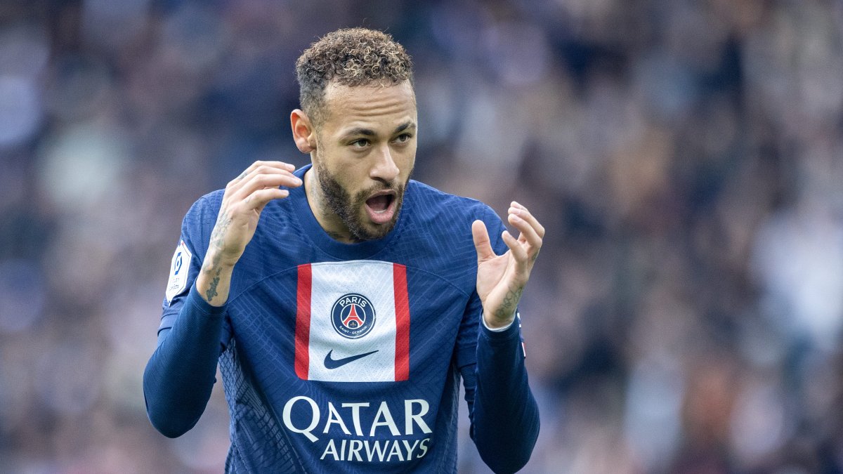 Aficionados del Paris Saint-Germain corean «Neymar fuera» frente a la casa de la estrella – Telemundo 52