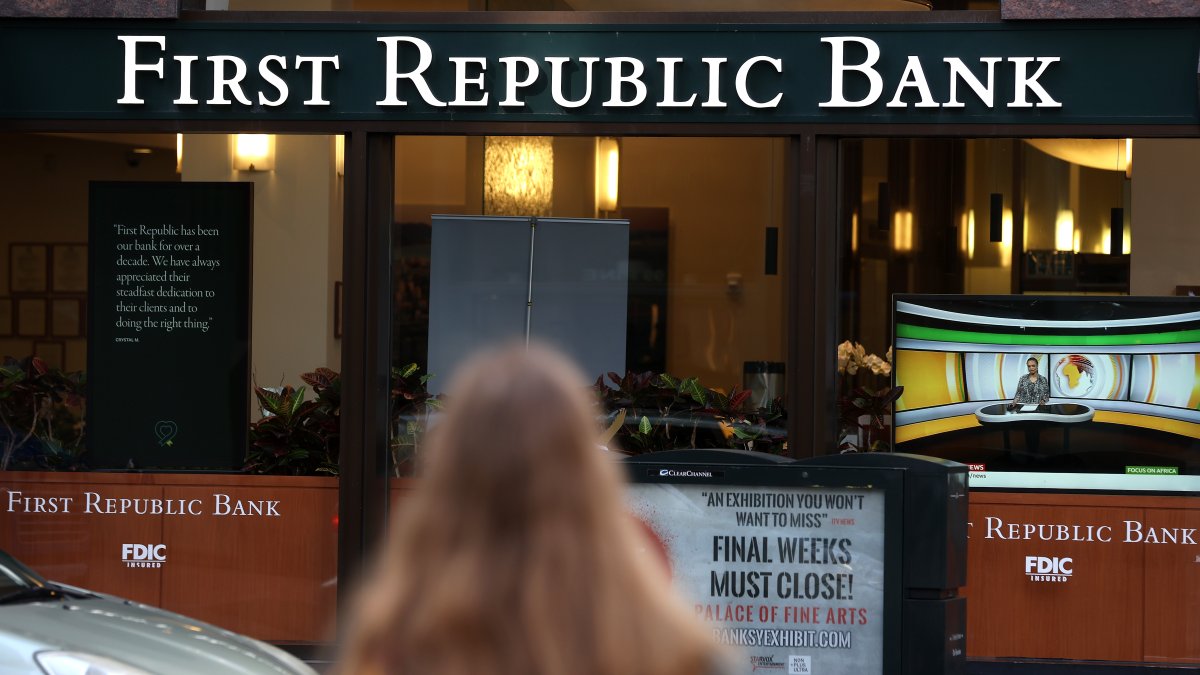 Regulators Seize First Republic Bank, Sell to Chase NBC10