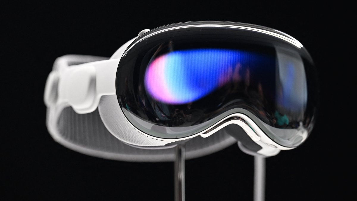 Apple's Entry Into VR With Its New Headset Is a 'Watershed Moment,' Say Top Industry Execs – NBC10 Philadelphia - Vimarsana News