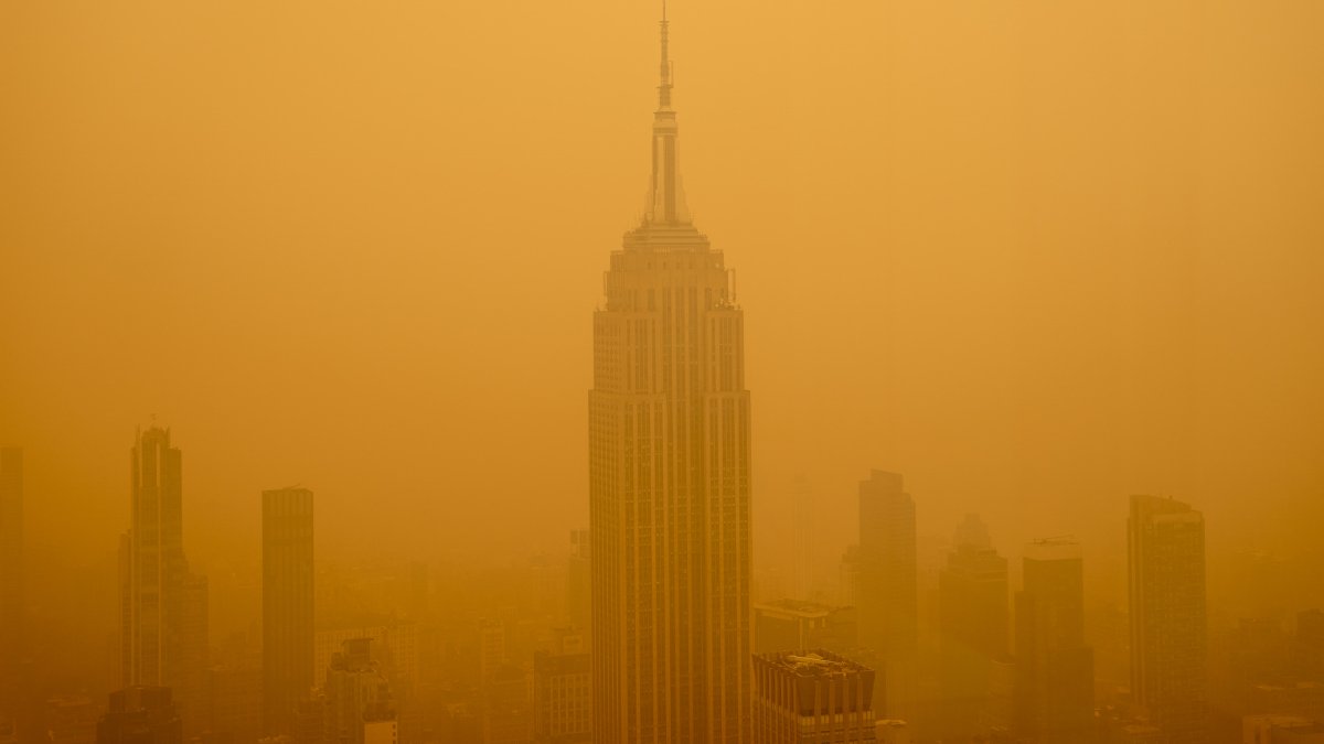 Some Delivery Workers Biked 50 Miles in the Thick of the NYC Wildfire Smog: 'It's an Ominous Feeling' – NBC10 Philadelphia - Vimarsana News