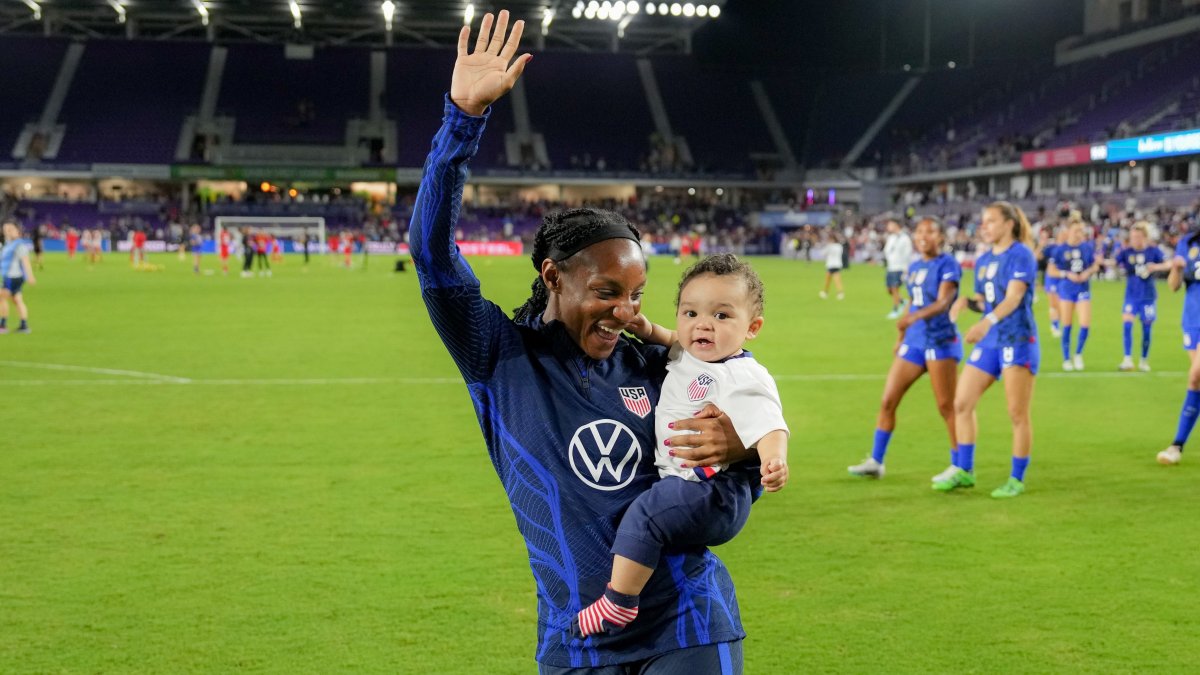 USWNT star Crystal Dunn pushes forward for second World Cup title ...