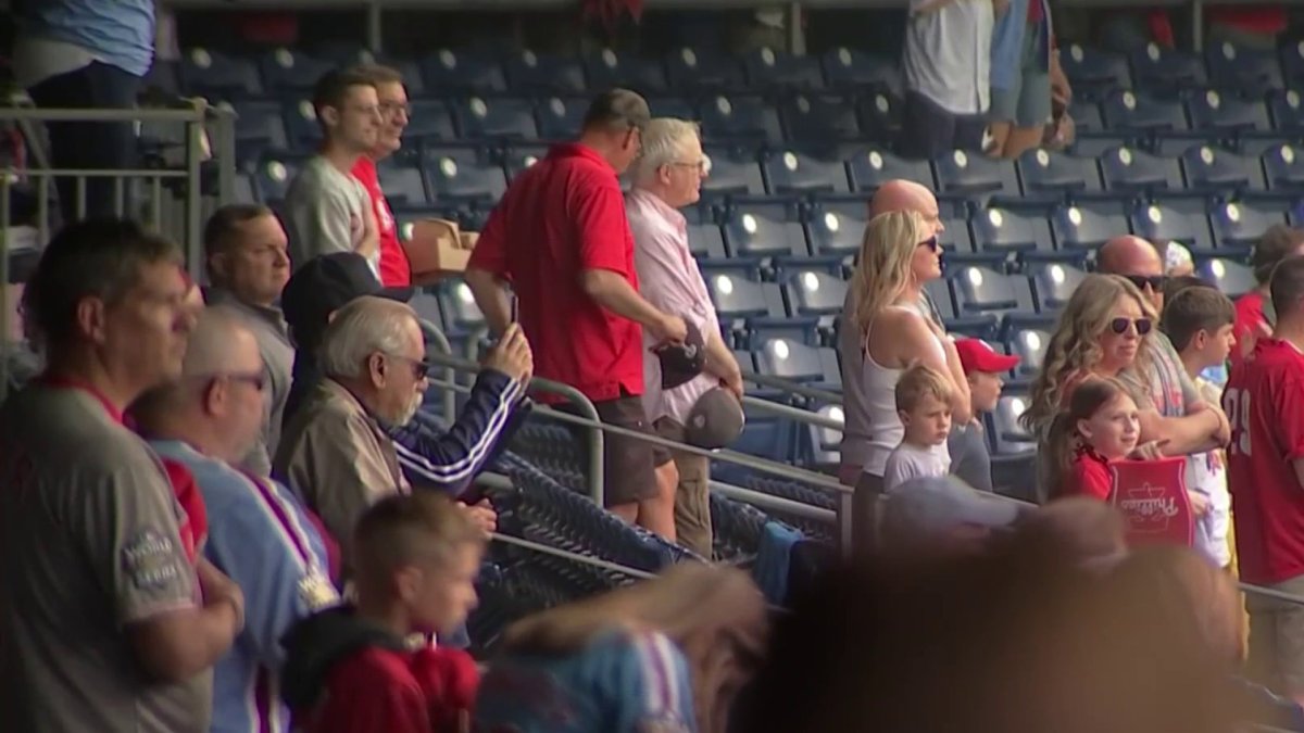 Viral couple goes on 1st date at Phillies game after pizza meet cute